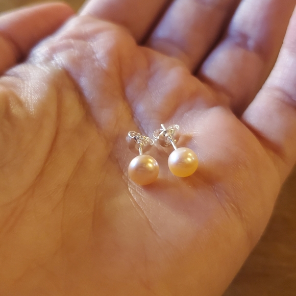NWOT Tiny 6mm Pink Freshwater Pearl Stud Earrings - Picture 3 of 8